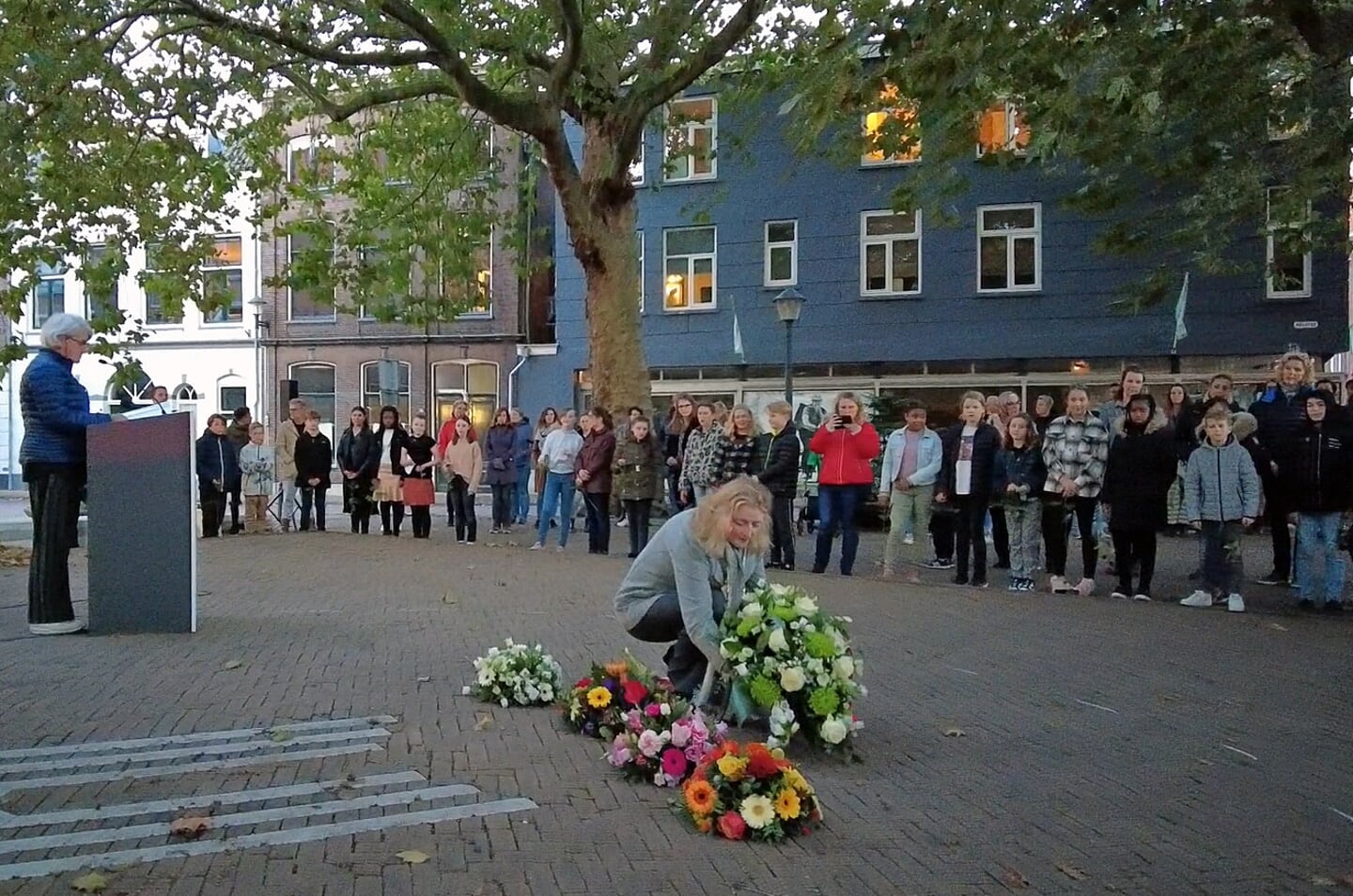 Burgemeester Reinie Melissant legde bloemen tijdens de herdenking bij Joodse monument aan het Melkpad