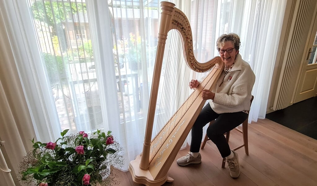 Parkinson patiënte Anneke Kroon vond de perfecte muziek match in haar leven toen zingen niet meer kon: Spelen op de harp. 