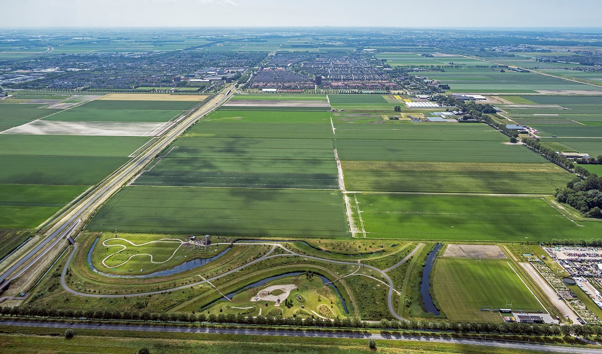 Op de achtergrond ligt Nieuw-Vennep. 