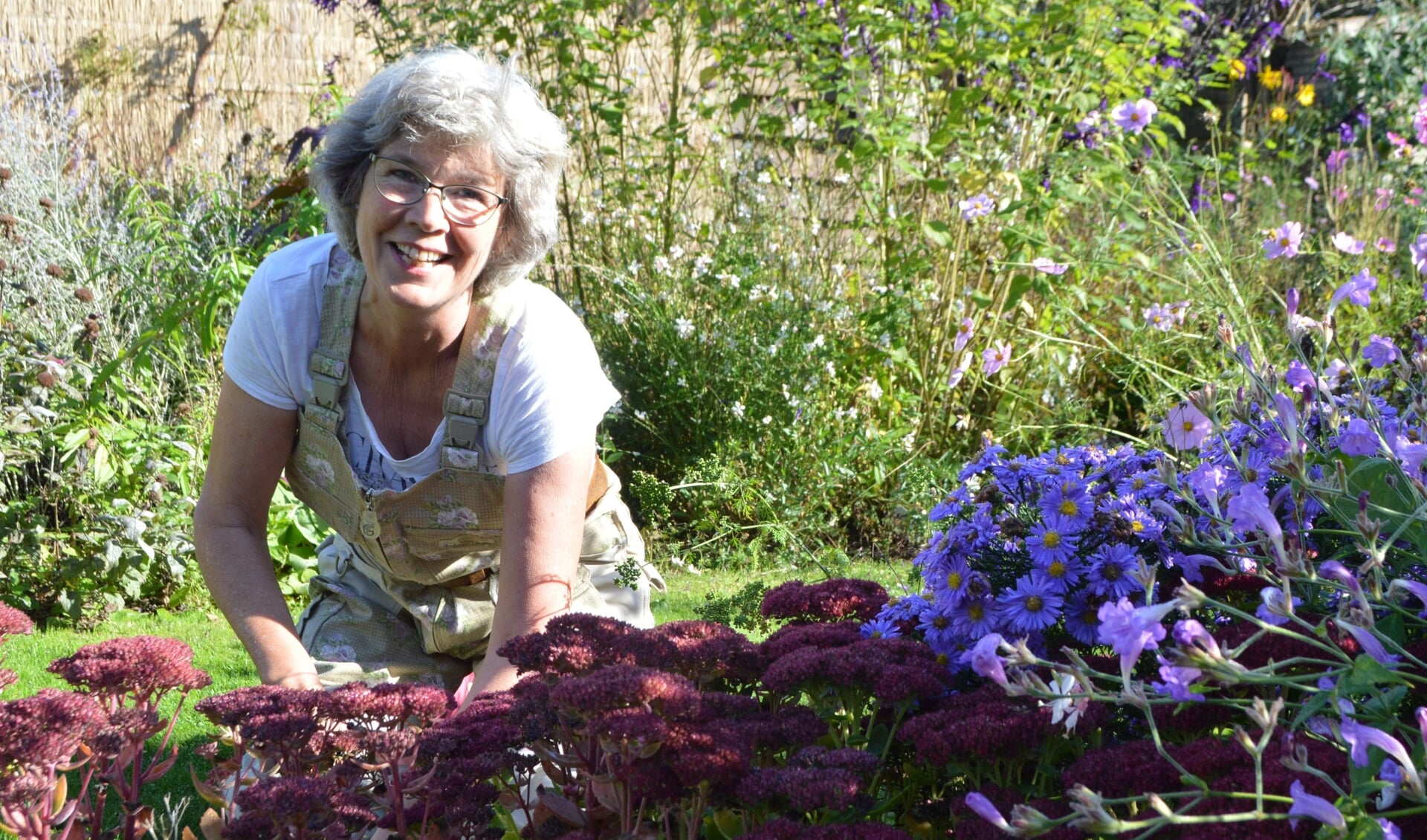 Ingrid Klooster in haar tuin: „Kies voor sterke vaste planten. Daar heb je weinig omkijken naar.” 