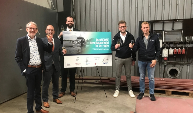 De wethouders Theo Boerman, Hans Tanis en Joost van der Geest met de bouwers Leendert en Marco Hoogendoorn van Holland Shipyards