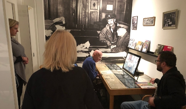 <p>Het bestuur van de Stichting Egmond '40-'45 vond dat de tafel eigenlijk in Hotel De Wereld moest staan. </p>