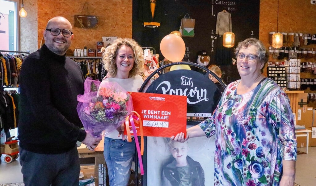 V.l.n.r.: Henny Jansen, een medewerker van Popcorn Kids en Margien van Batenburg.