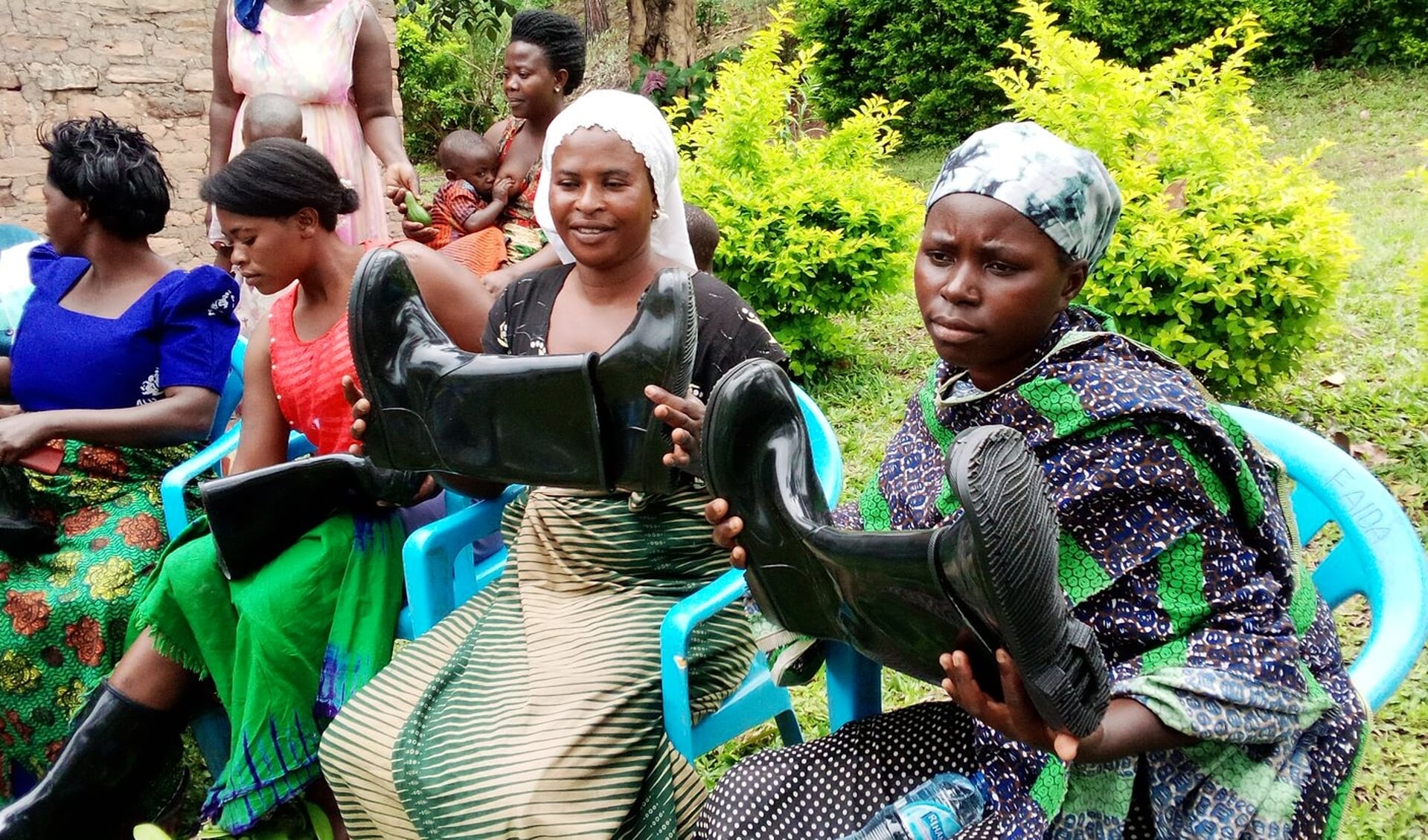 Rwandese vrouwen met kaplaarzen voor in het veld