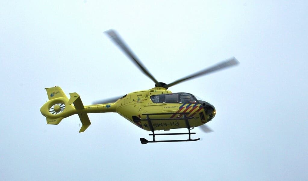 De traumahelikopter landde op een grasveld tussen de drive-in woningen.