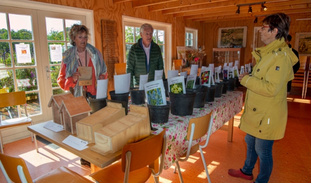 <p>In het Tuinhuis van Kom In Mijn Tuin stonden kistjes uitgestald met allerlei soorten bijzondere bol en knolgewassen </p>