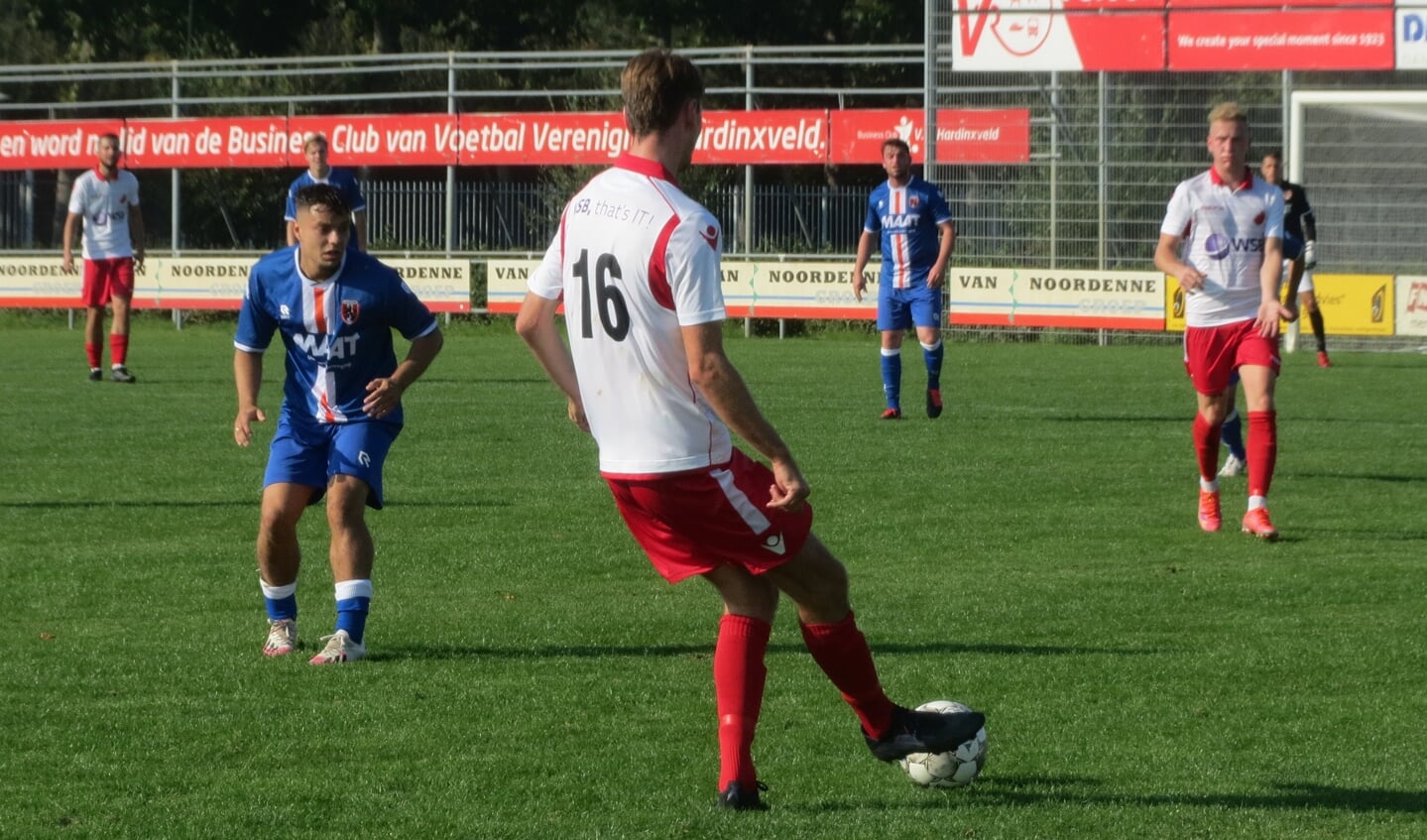 Pieter Kroon speelt Aron Eijkelboom aan tegen Alblasserdam