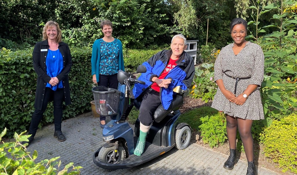 Van links naar rechs: Ellen Bragonje (welzijnsbegeleider), Jannet Vellekoop (verpleegkundig specialist palliatieve zorg), Gert Wind, Sherrydiënne Martis (verpleegkundige).