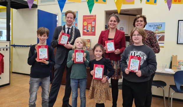 Uitreiking gedichtenbundel aan burgemeester Floor Vermeulen. v.l.n.r. Mathias, burgemeester Floor Vermeulen, Mattis, Abby, Ivanka d Ruijter, Fleur, Carin Crone