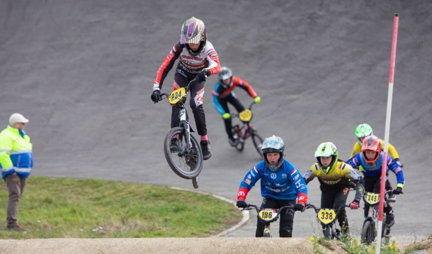 <p>NK Clubs BMX wedstrijd in Baarn
Maar liefst 543 deelnemers meldde zich vanochtend op het BMX circuit van The Wheely’s in Baarn voor het Nederlands kampioenschap Clubs wedstrijd.
Onder grote publieke belangstelling en goede weersomstandigheden worden de wedstrijden gehouden.
Laat in de middag zijn de finales, waar de Nederlands kampioenen in veel leeftijdsklassen, bekend zullen worden.
Meer info via https://www.thewheelys.nl/</p>