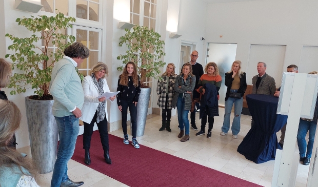 Wethouder neemt petitie in ontvangst