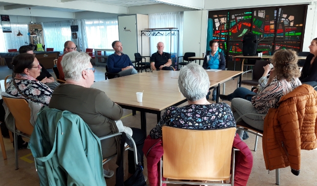 Bezoekersgroep Koffie, Cake & WMO rond de tafel in een goed gesprek.