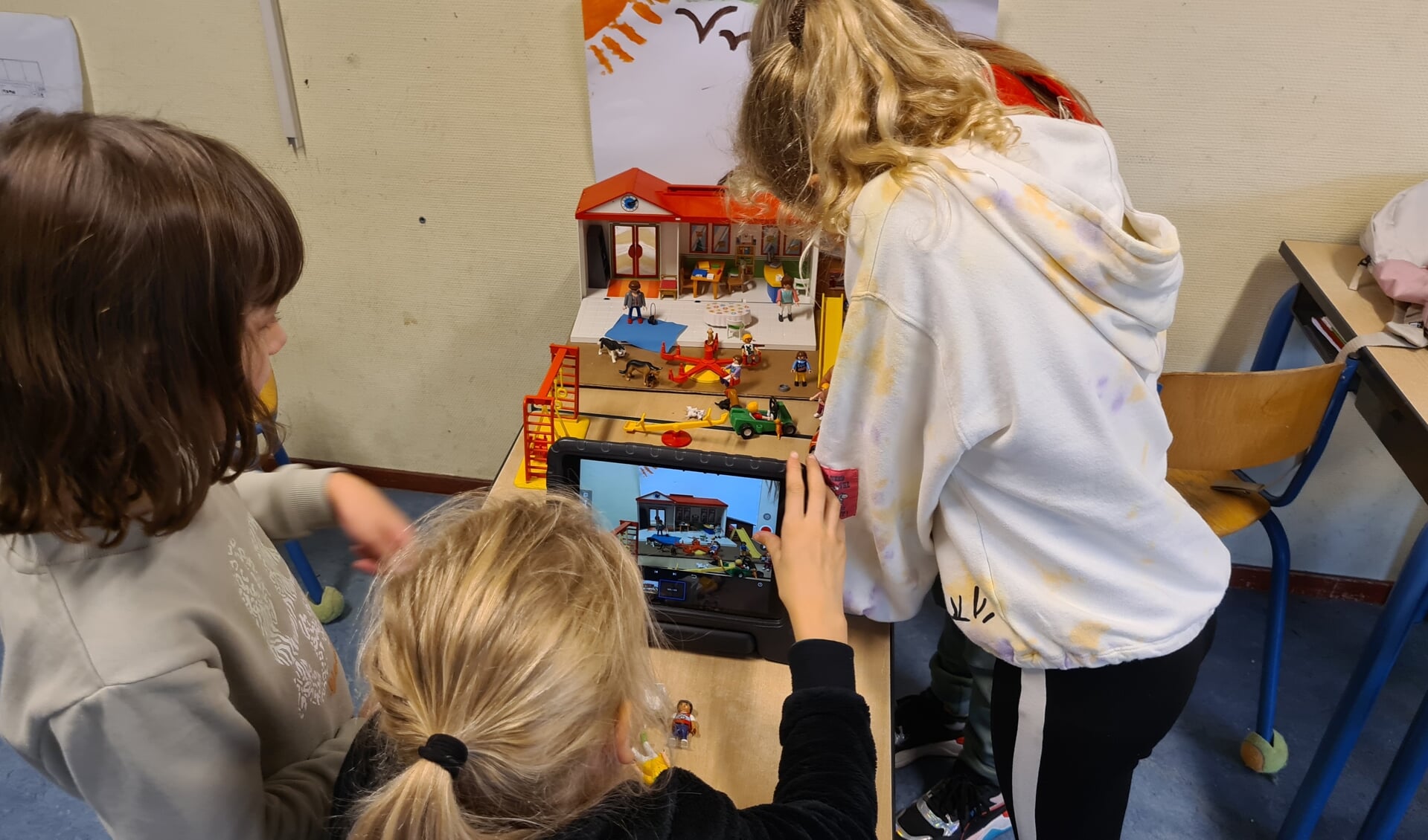 Kinderen maken een time laps video van hun schoolontwerp