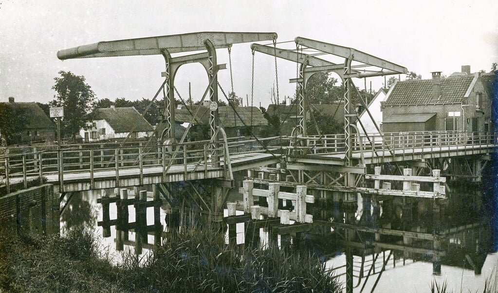 De ijzeren ophaalbrug over de Eem rond 1900. 