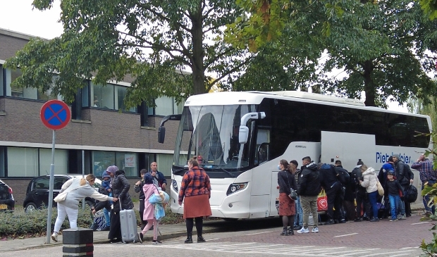 <p>Bus met vluchtelingen voor noodopvang in voormalig belastingkantoor</p>