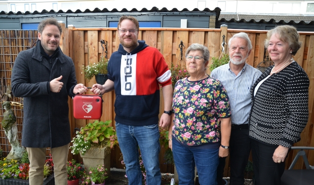 De familie Mouthaan draagt de mobiele AED over aan AED HartstikkeNodig