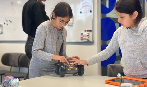 <p>Kinderen spelen met robots tijden Robot Playground in Utrecht.</p>