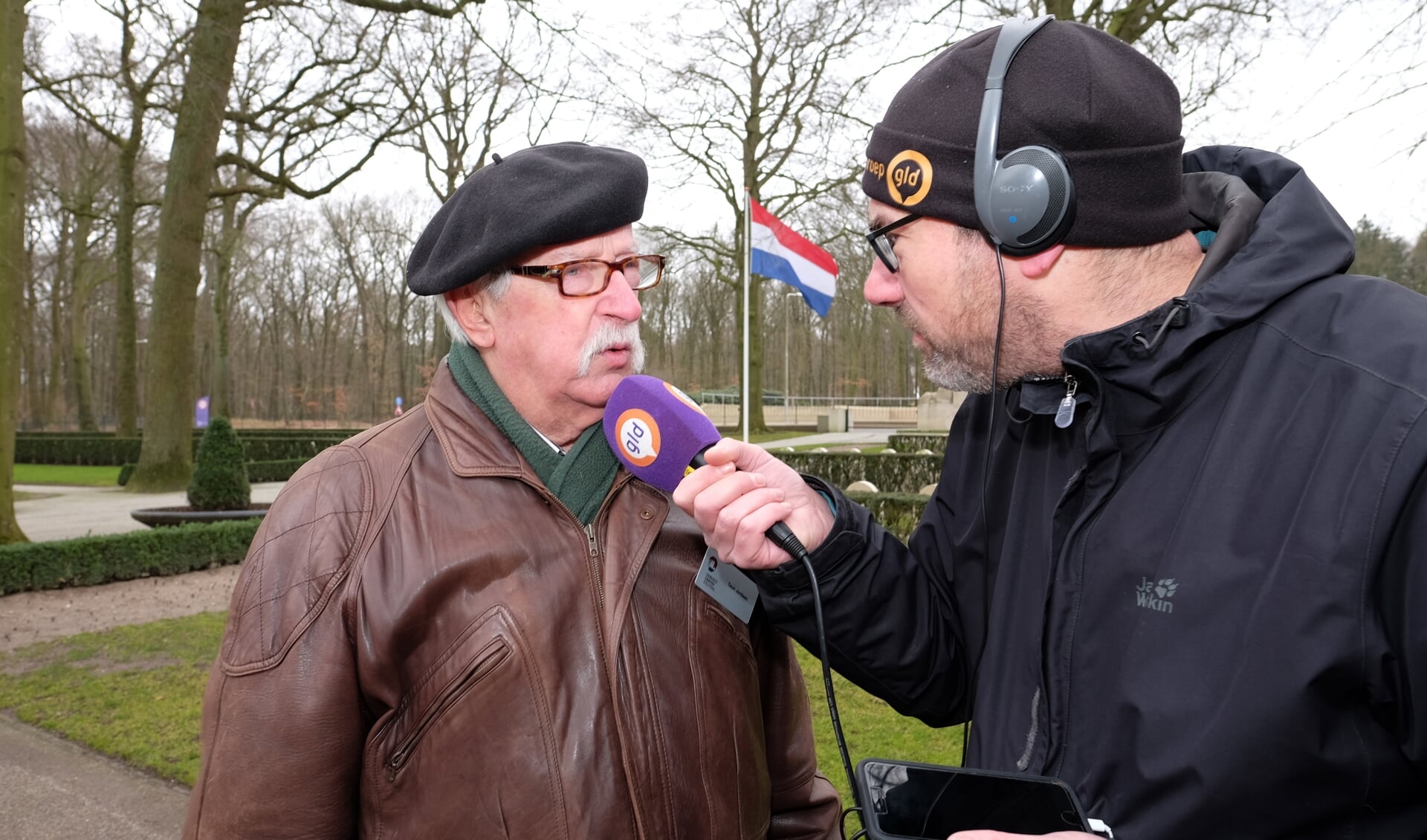 Interview op het Ereveld Grebbeberg voor Radio Gelderland.