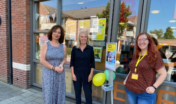van links naar rechts: bibliotheekmedewerker Marie-Louise Luycks, wethouder Lizanne Lanser en NT2-docent Jisca van de Kerkhof