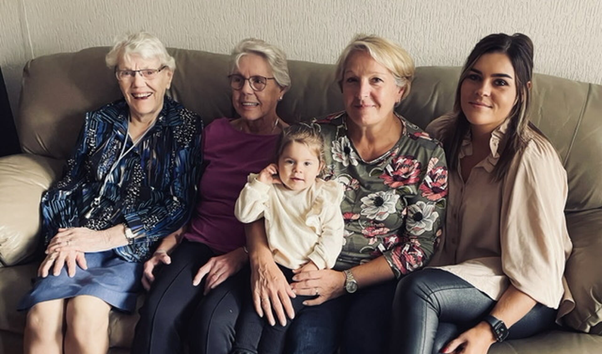 Vijf generaties vrouwen in één familie.