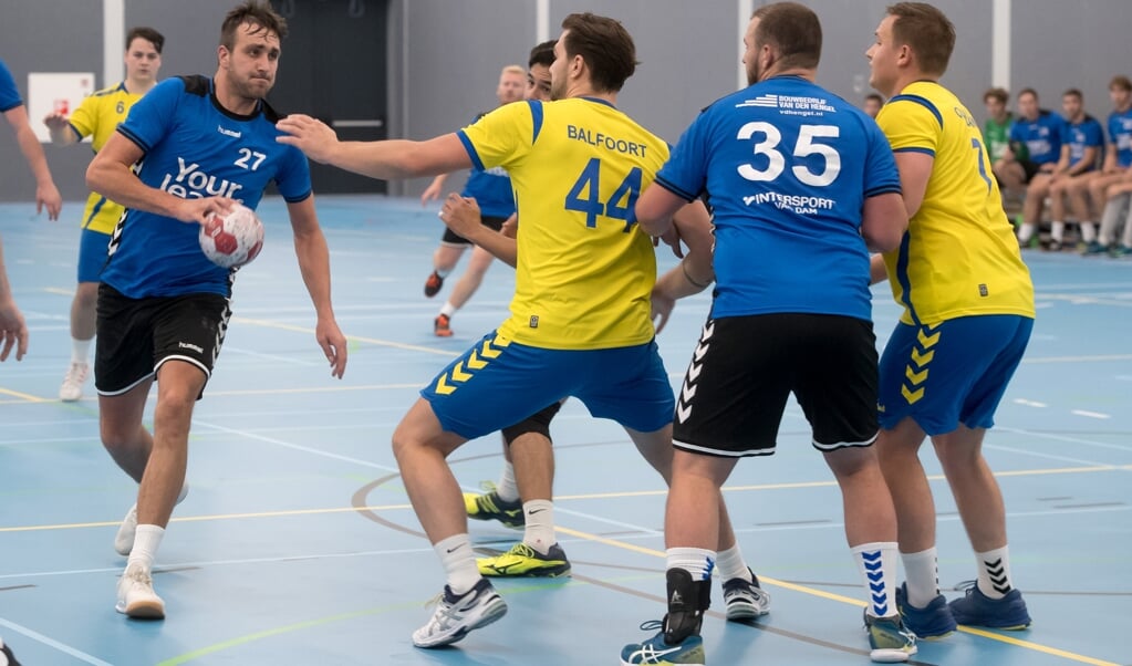 John van Gulik zoekt het doel van Aristos en ruimte in de verdediging. Twee tellen later draait hij het cruciale handbalduel op slot door 27-24 te scoren.