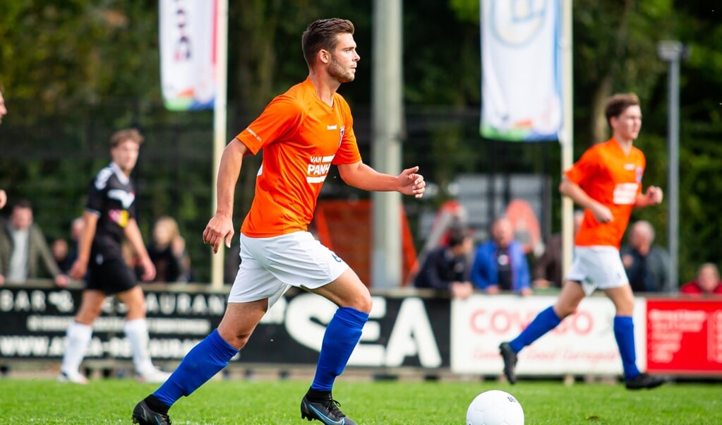 Haico Epe verzorgt de opbouw namens FC Horst tegen Valleivogels, dat zaterdag met 2-3 won in Ermelo (foto: Wim Balke).