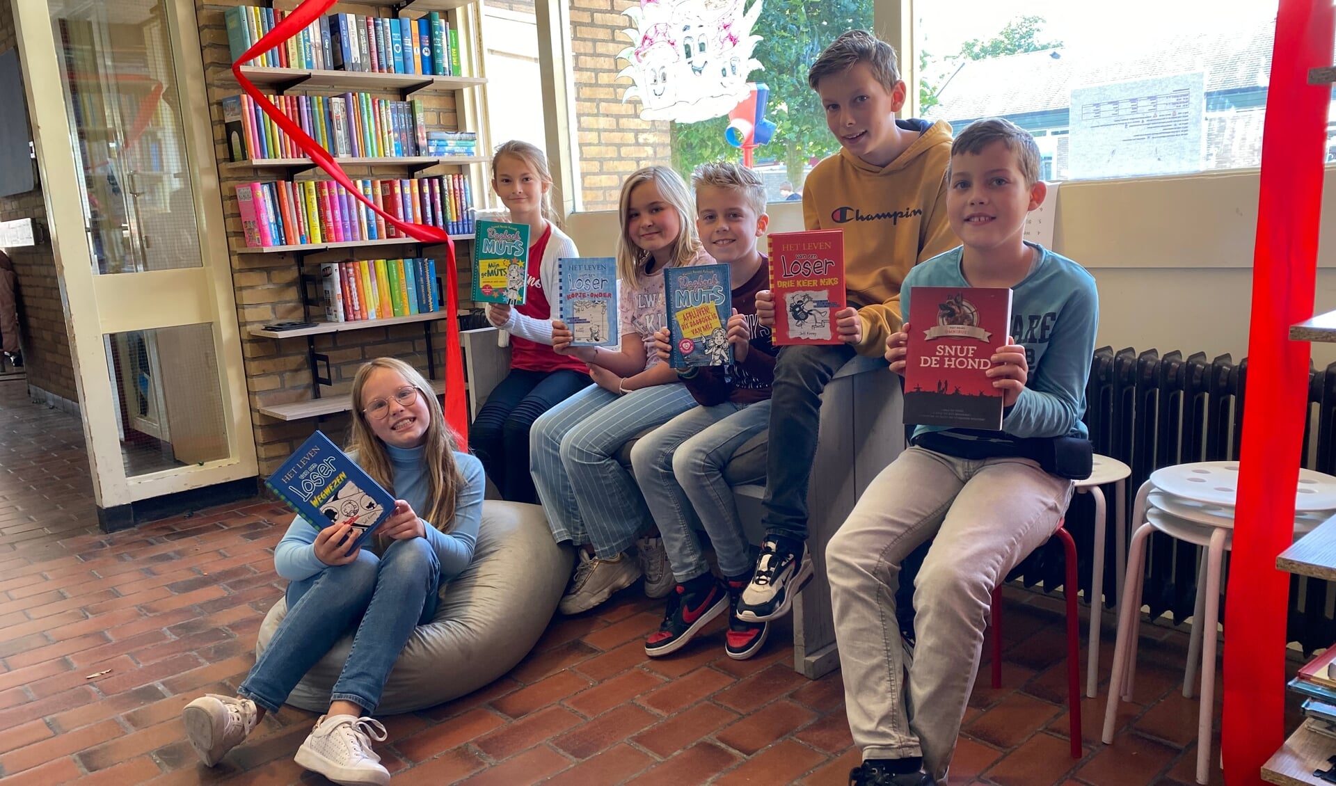 Fedde, Emma, Julia, Stijn, Bram en Britt mochten als eerste een boek uitzoeken.