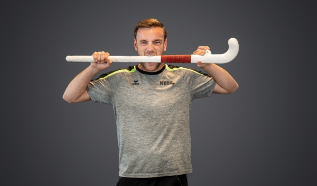 Antal Geerdes werkt met veel plezier als verkoper en sportcoördinator bij Nationaal Bureau Sport Stimulering.