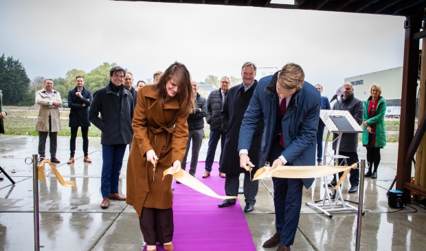 <p>Demissionair minister Barbara Visser en wethouder Jurgen Nobel knipten maandag een lintje door. </p>