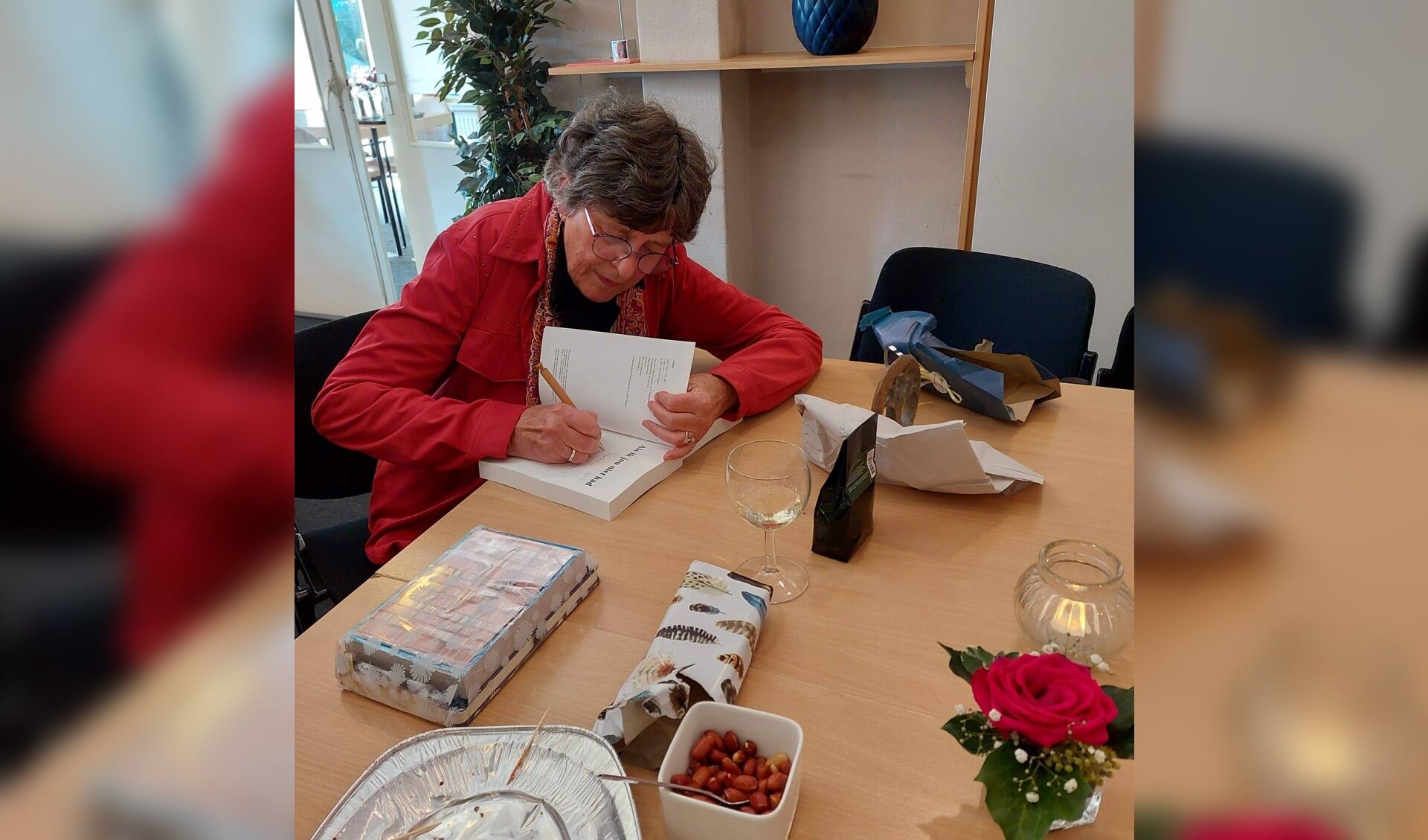 Mieke signeert haar boek