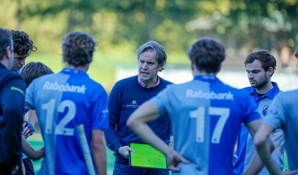 Bastiaan Bunnik, coach instrueert zijn spelers.