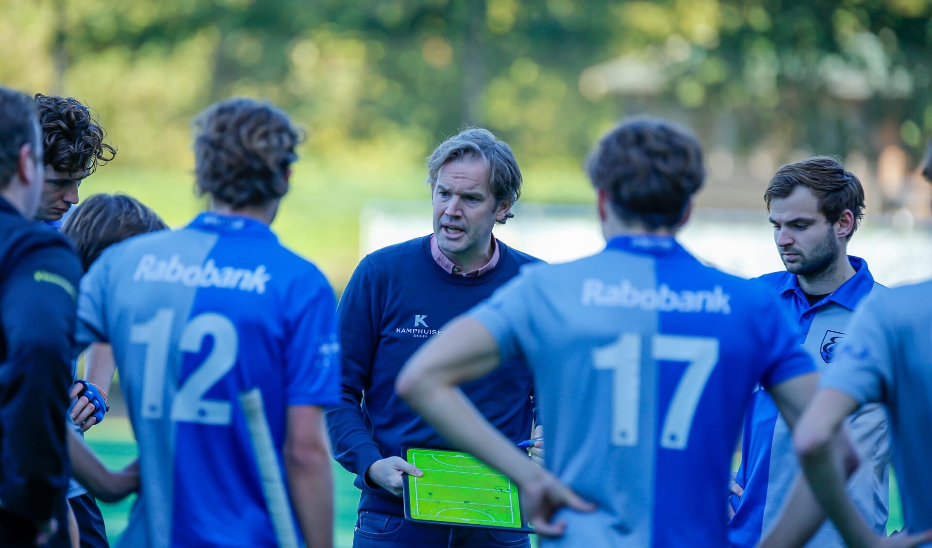 Bastiaan Bunnik, coach instrueert zijn spelers.