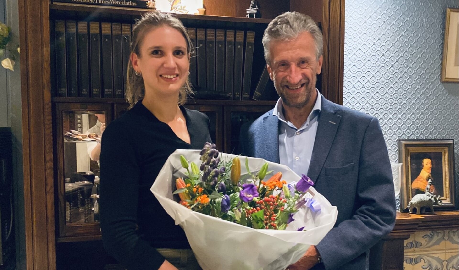 Liesa van Aalst krijgt van voorzitter Evert ten Kate een boeket bloemen voor haar verkiezing als lijsttrekker van de VVD Soest/Soesterberg