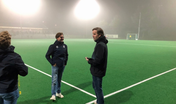 <p>Ede coach Bastiaan Bunnik (achter de lijn) zag donderdagavopnd veel mist en nu 'spookgoals'. </p>