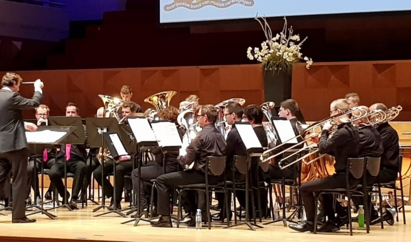 Brassband Harp & Luit olv hun vorige dirigent, Maarten van de Kolk