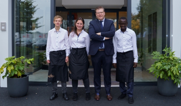 <p>Wouter van Loon met drie studenten van Hotelschool Amersfoort.</p>