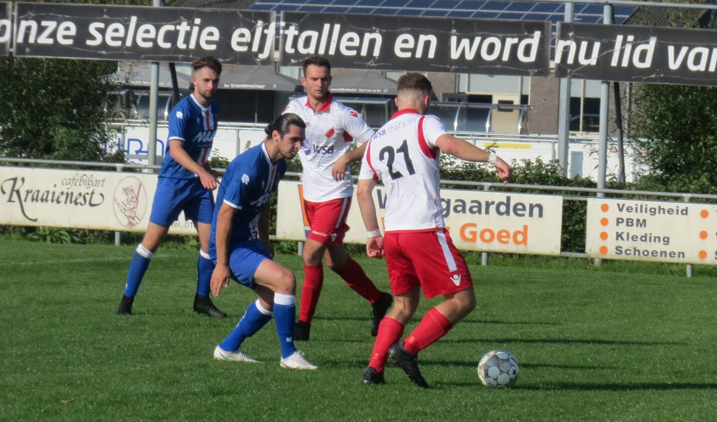 Jesper Buist (21) in duel tegen Alblasserdam, Johan Woltman ziet toe
