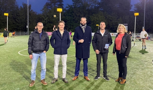 Wethouder van der Geest (midden) met Otto de Keizer, projectleider Gemeente Gorinchem, leverancier Firefly en Cecile Ouwerkerk, bestuur GKV Enomics