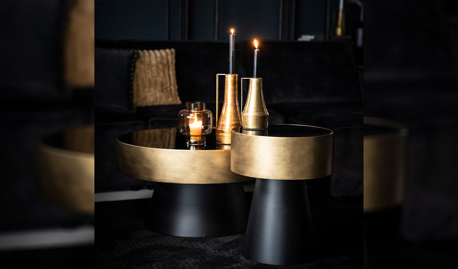 Zwart, goud en robuuste meubels passen goed bij de stijl Midnight moods.