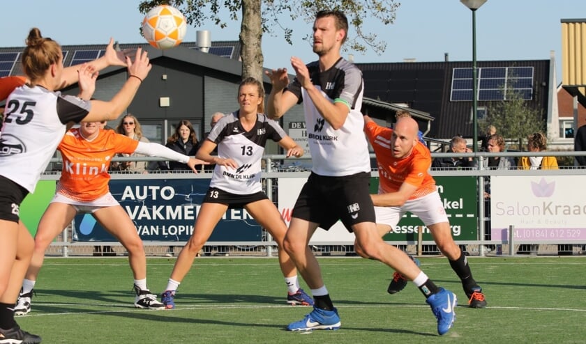 Met Fenna Zwang neemt Corné Troost een vrije worp