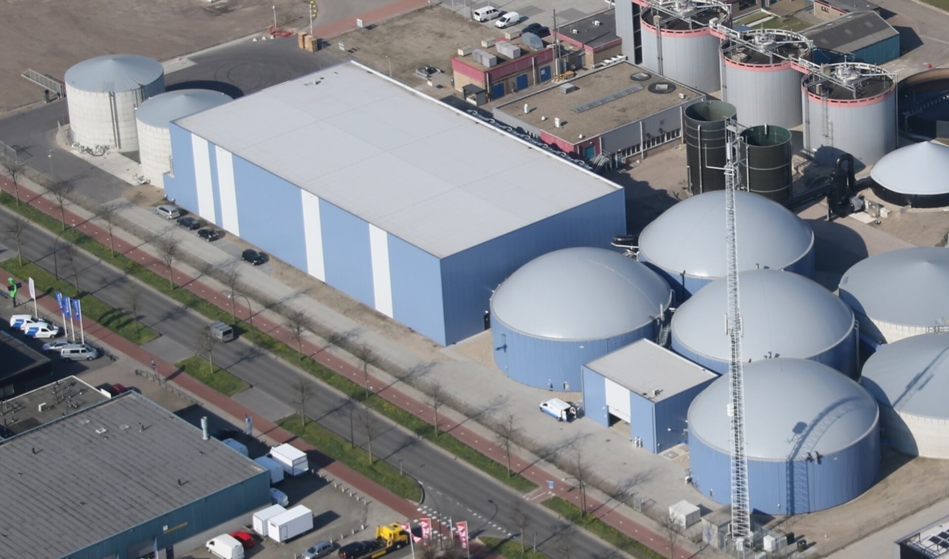 De centrale staat op het terrein van de rioolwaterzuivering van het waterschap in Harderwijk. 