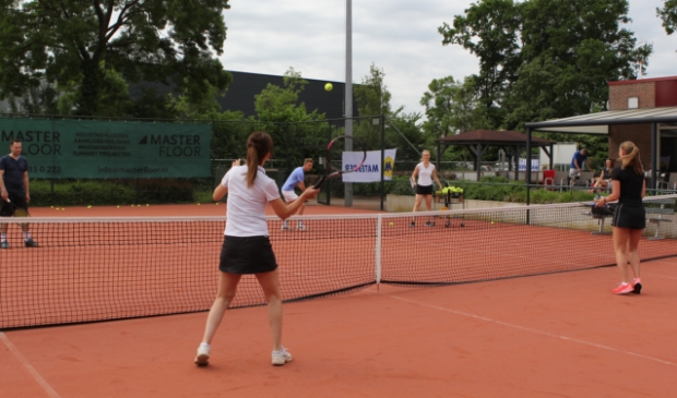 <p>Tennis bij de Wezepsetennisclub</p>