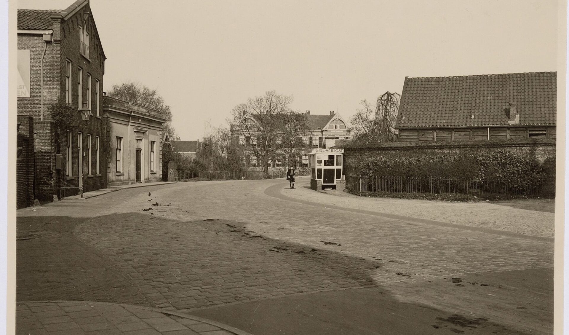 Het eerste gebouw links is de oude gasfabriek, de eerste gasfabriek van Amersfoort. 