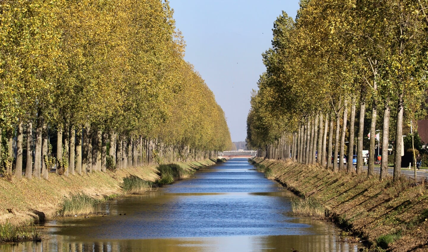 De hoofdvaart gefotografeerd richting Lijnden.