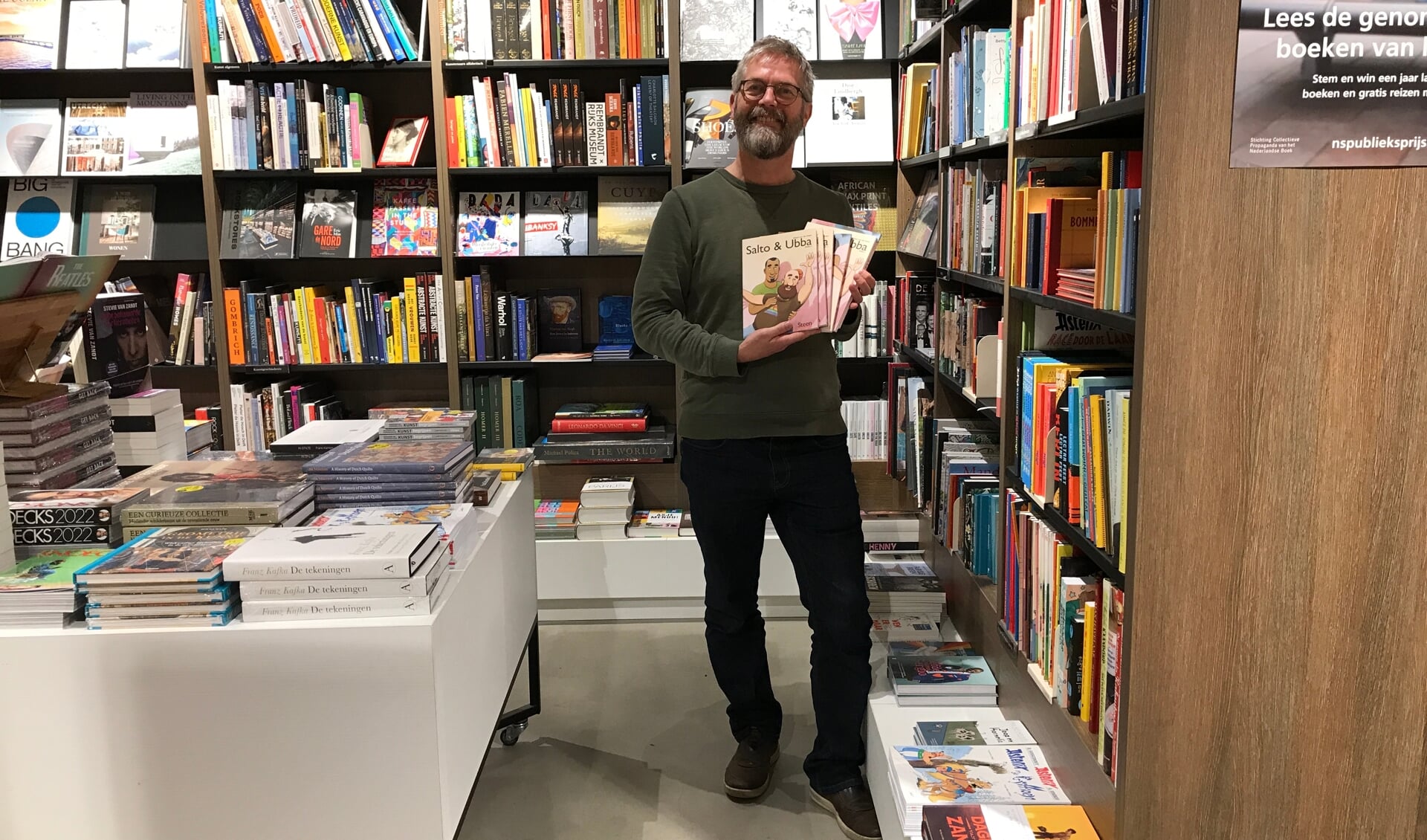 Met gepaste trots laat toptekenaar Wilbert van der Steen zijn boeken zien.