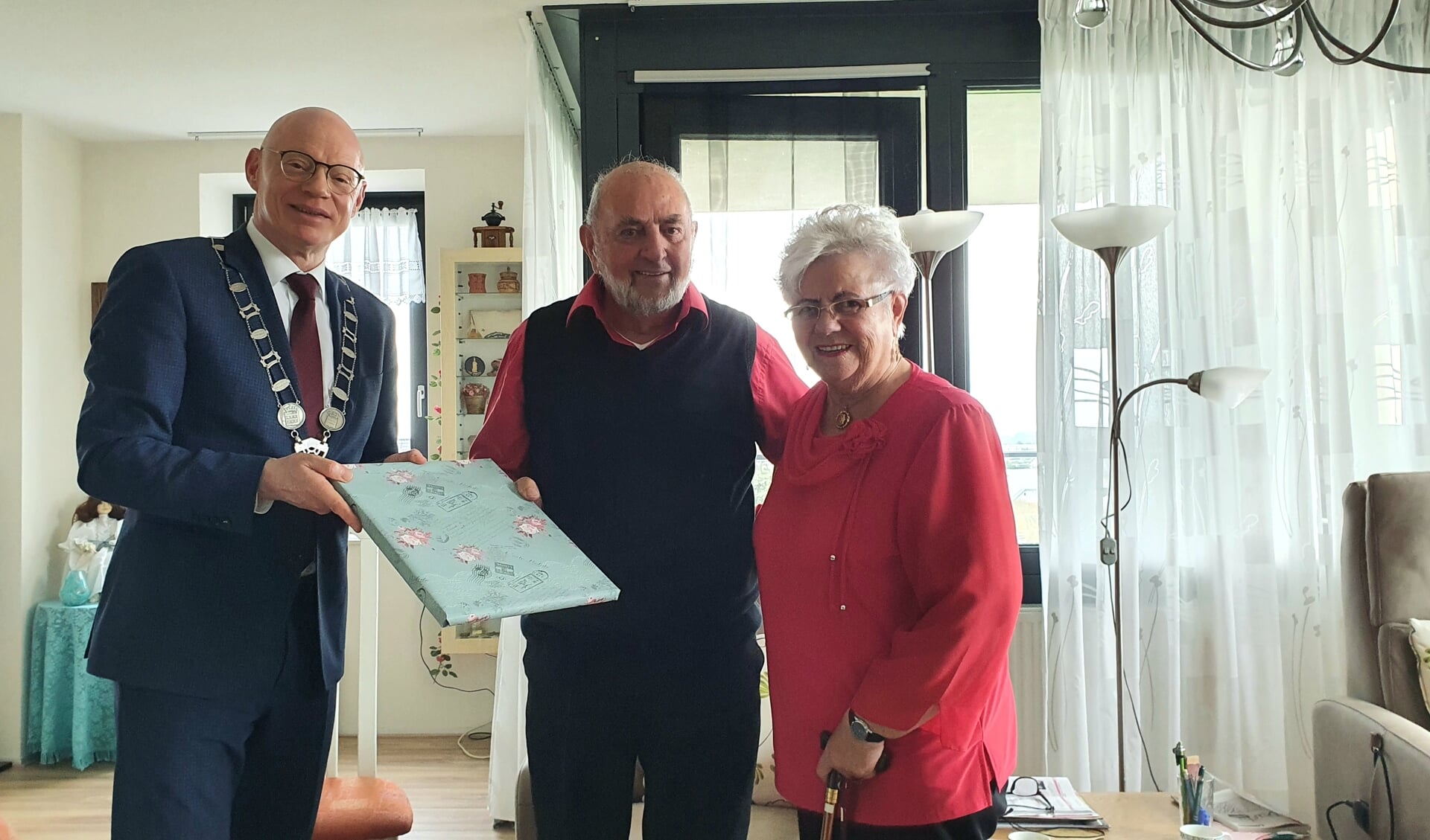 Echtpaar van der Lans-Jansen kregen een cadeau uit handen van de burgemeester.