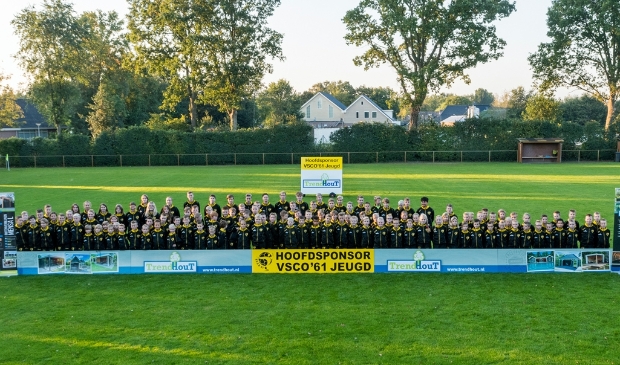 <p>De jeugd van VSCO'61 in de nieuwe trainingspakken van Trendhout</p>