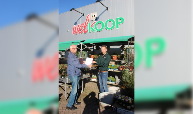 Overhandiging sponsorovereenkomst met Adriaan Ritmeester van Welkoop Giessenburg (r) en Wim Kafoe (voorzitter buurtbusvereniging)