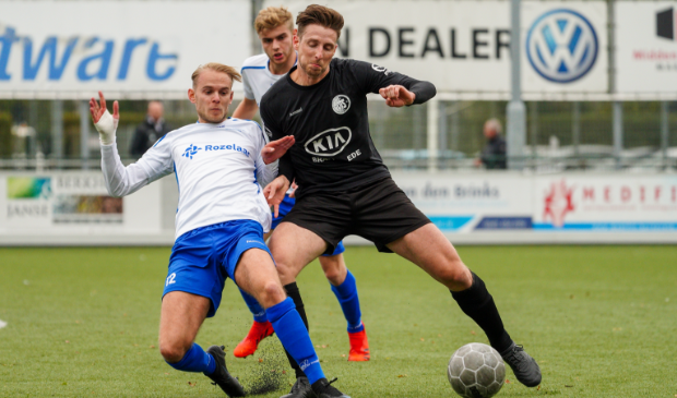 <p>Man van de wedstrijd Sil Buikema in duel met Remco Speelziek. Ofwel een ex-DTS-speler tegen ex-SDVB-speler.</p>