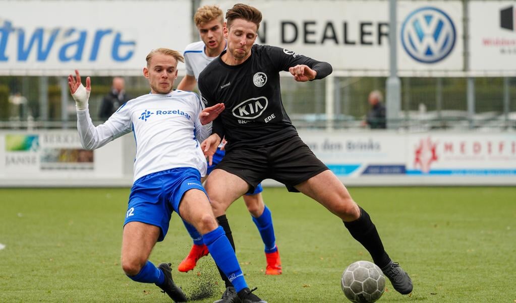 Man van de wedstrijd Sil Buikema in duel met Remco Speelziek. Ofwel een ex-DTS-speler tegen ex-SDVB-speler.